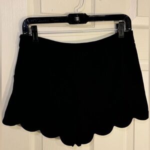 Olive & Oak Black‎ Crepe Pleated Scallop Hem Dress Shorts, size 2